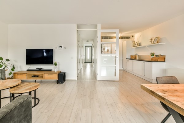 Luxe en instapklaar 4 kamer appartement (2009) met royale, lichte woonkamer en zonnig terras op het zuidwesten